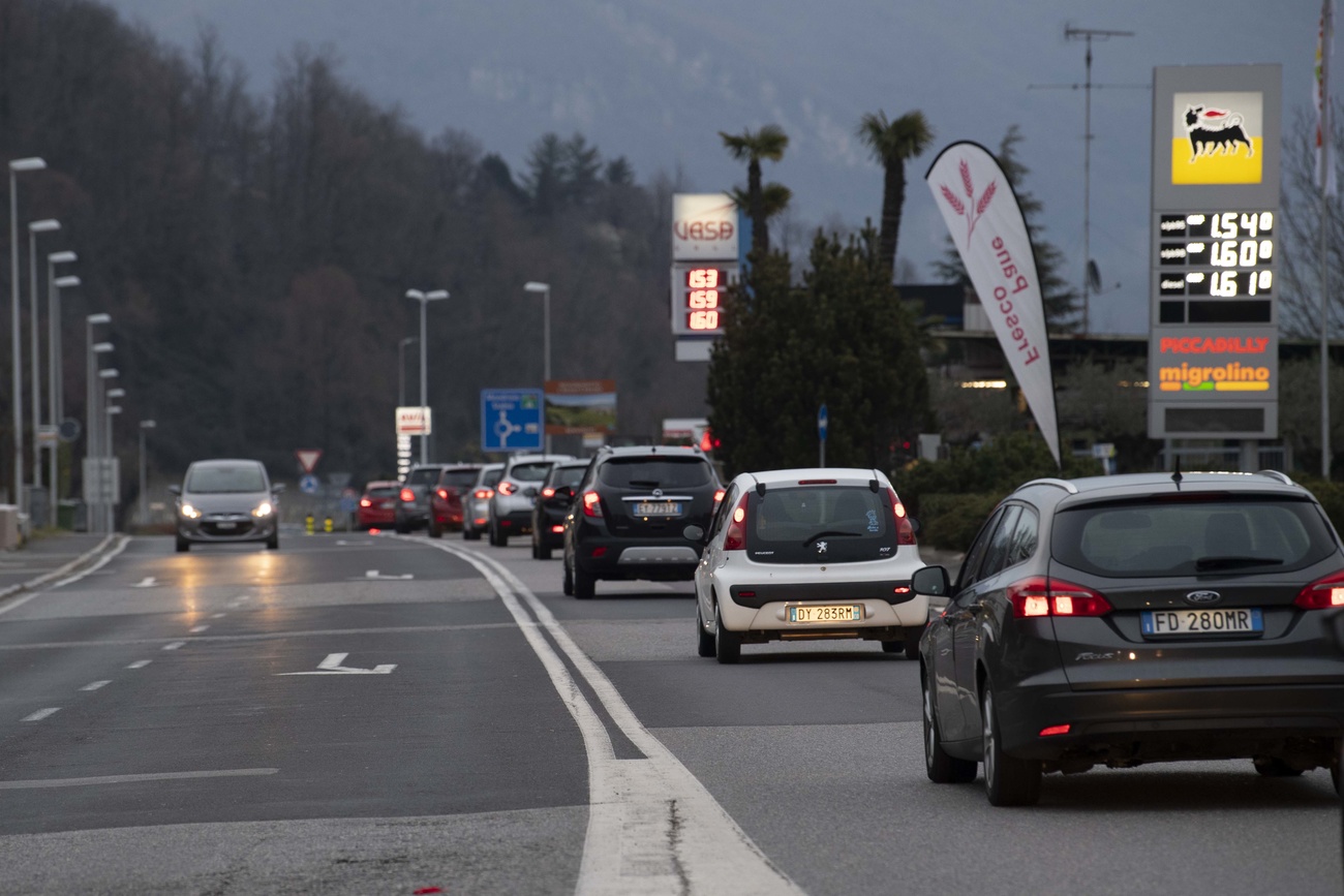 Fila di auto nel Mendrisotto.