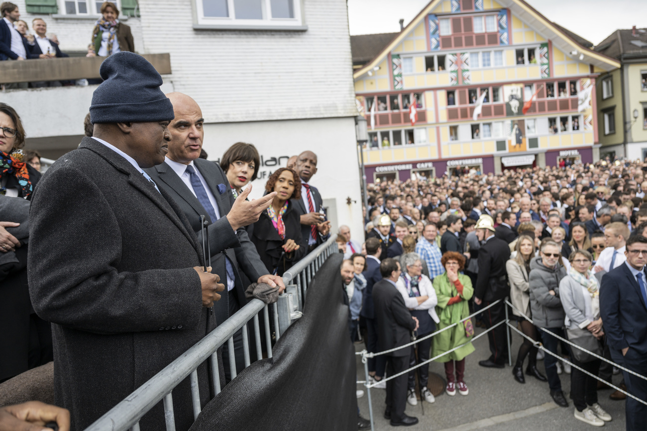 The Botswana president in front of a crowd in Appenzell