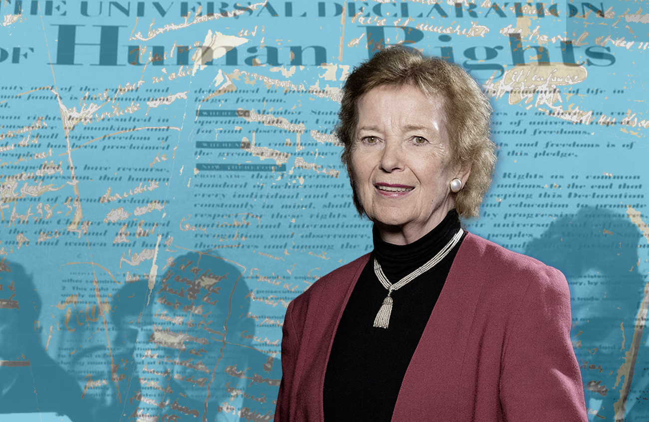 Mary Robinson devant le dessin de la charte des droits de l homme de l ONU