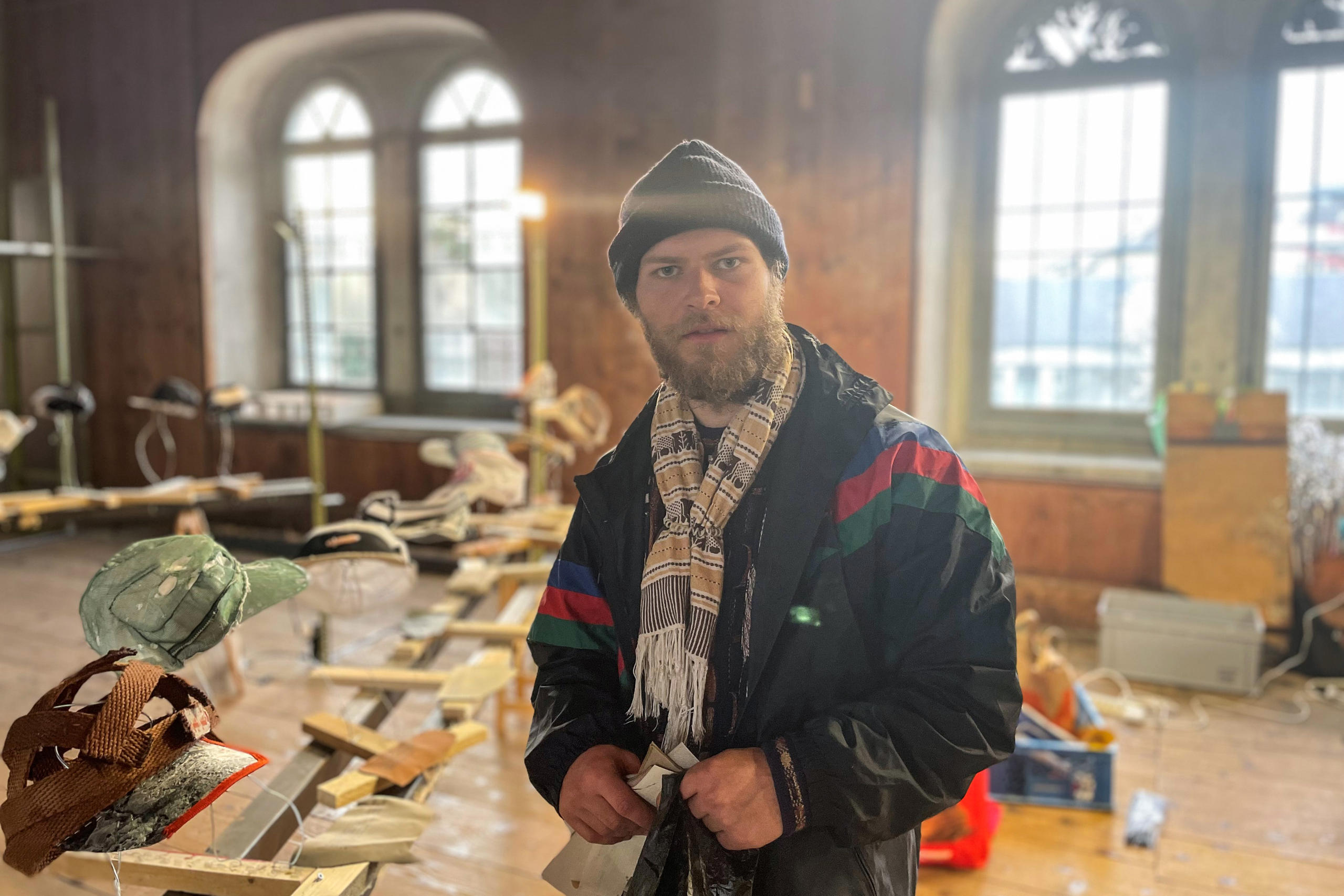 Portrait d un homme jeune avec une barbe blonde et un bonnet