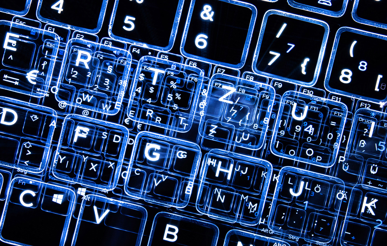 Eine Tastatur in künstlichem Licht