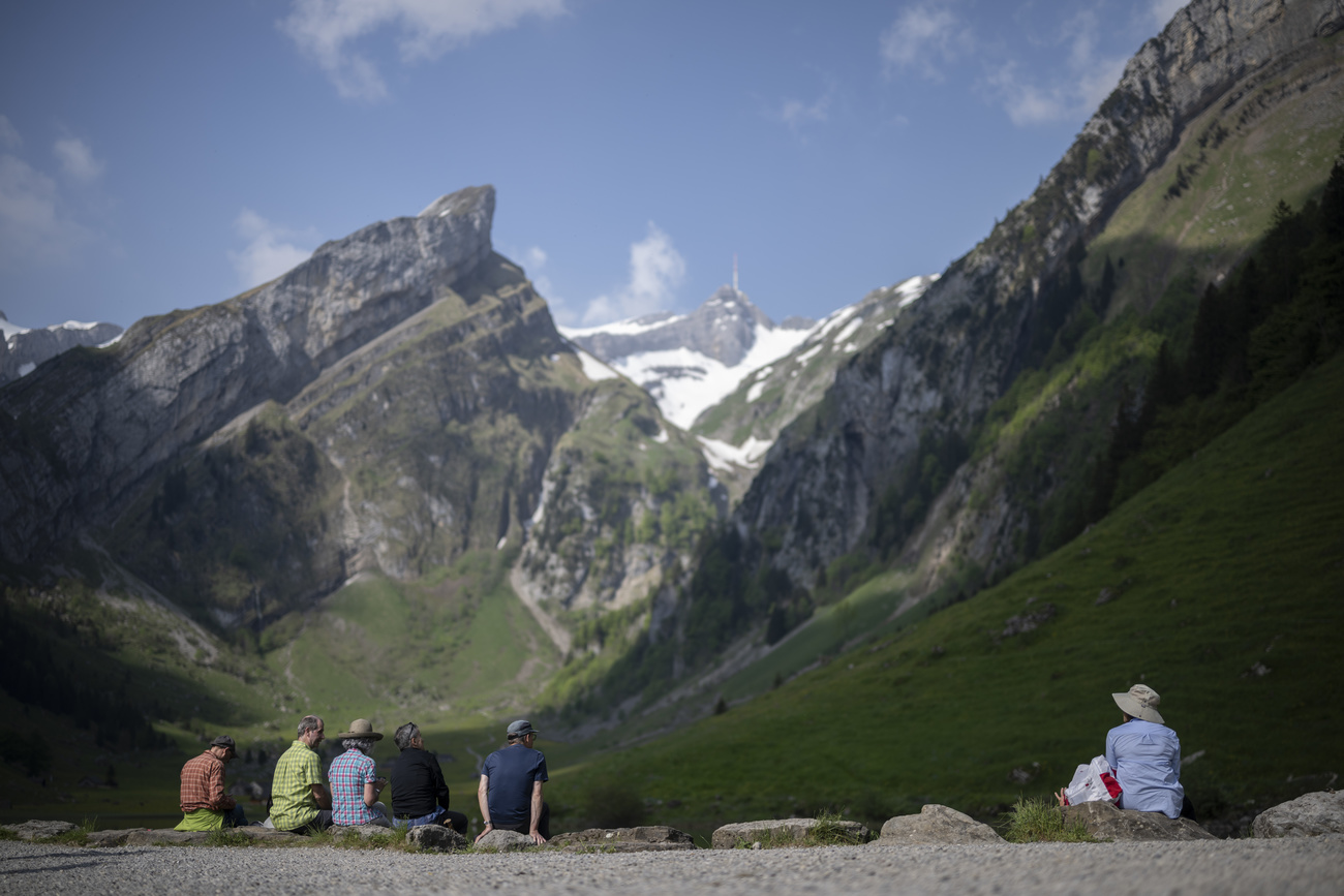 Leute machen Pause an einem Bergsee