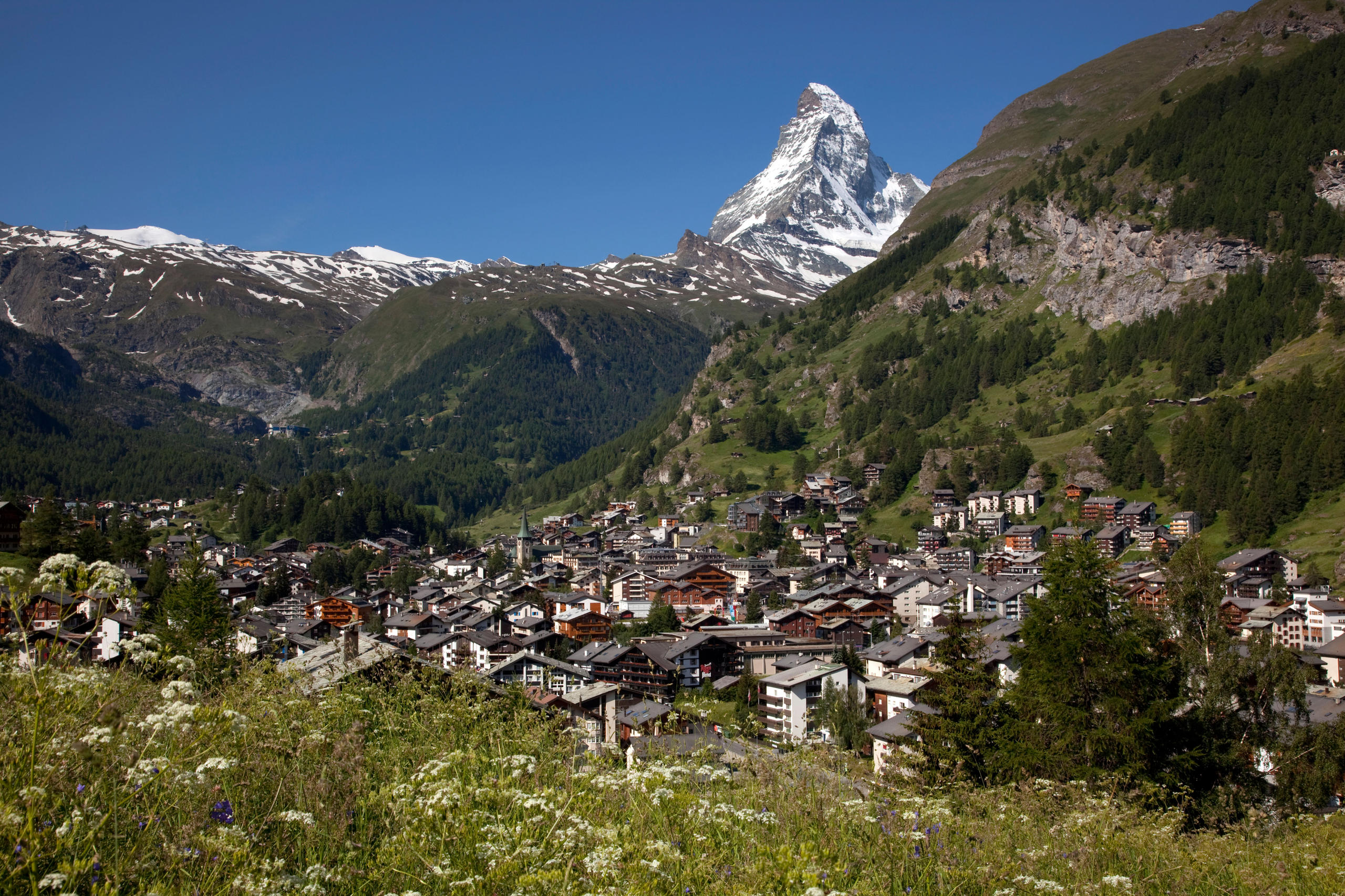 Ein Dorf in den Hochalpen und ein markanter Berg (das Matterhorn)