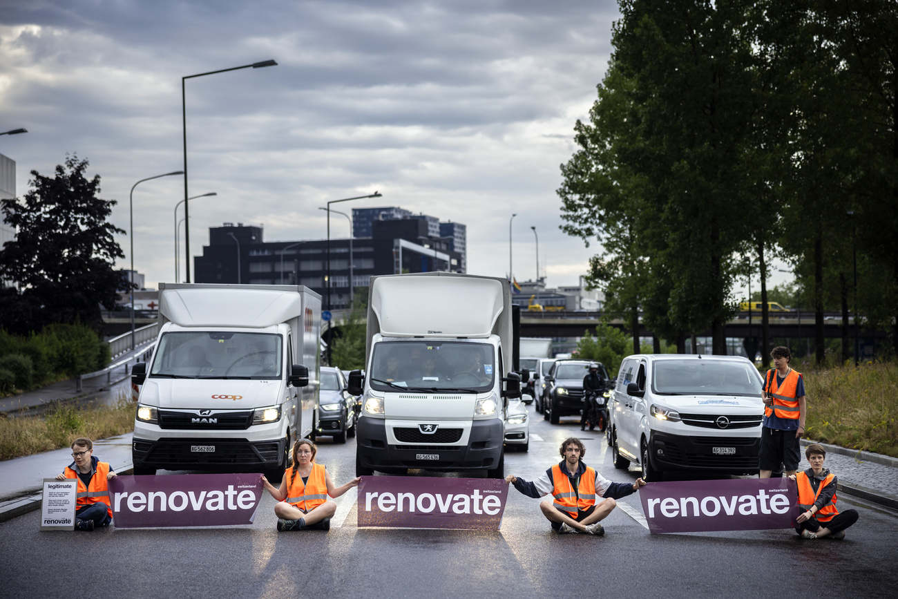 Quattro attivisti bloccanl uscita autostradale a Zurigo.