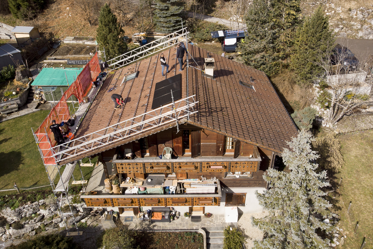 casa contruyendo paneles solares en el tejado