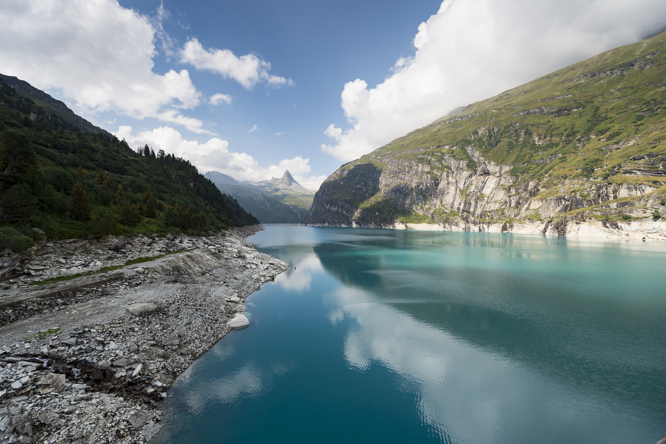 Blick auf einen schönen, blauen See.
