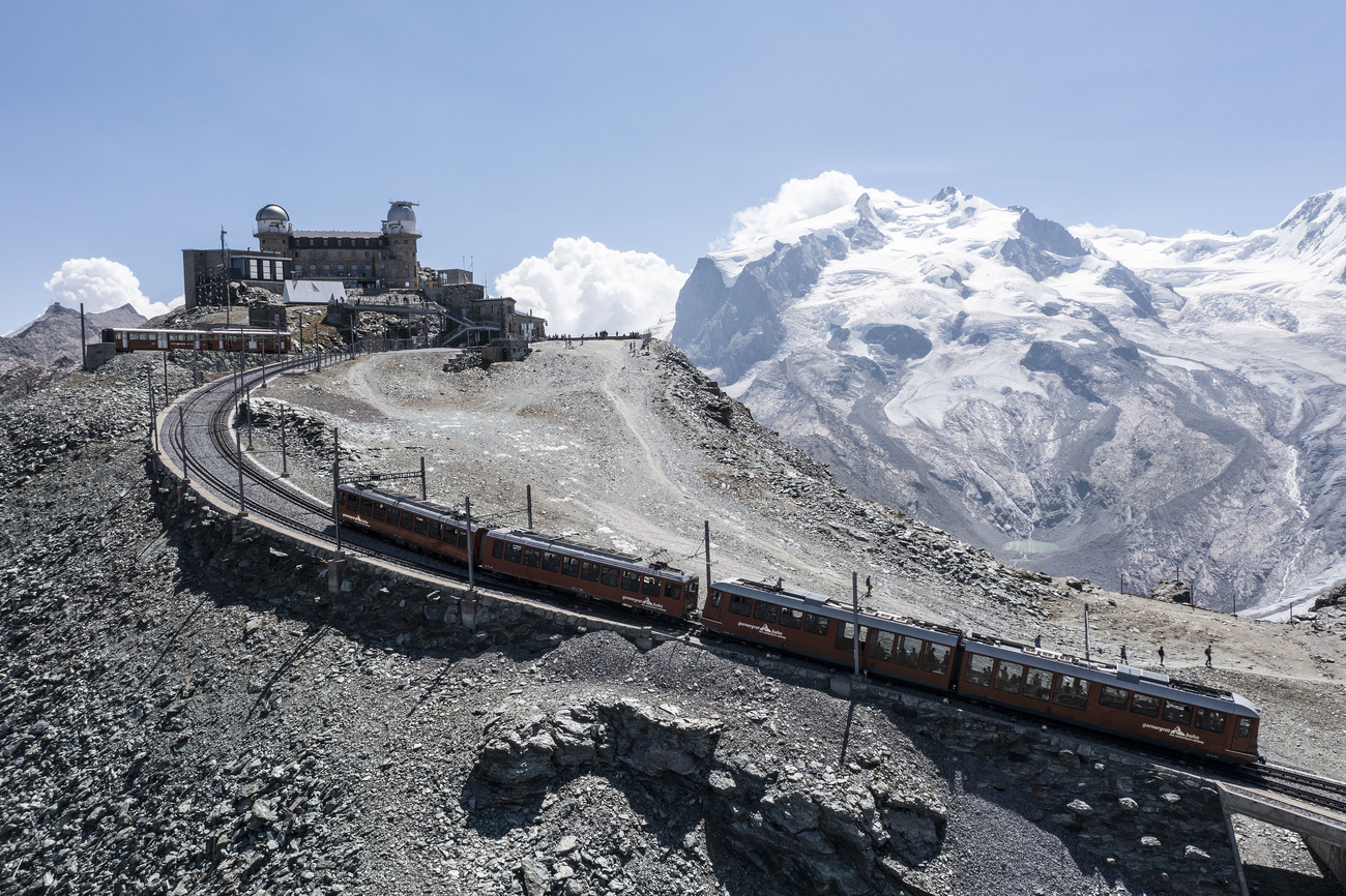 El ferrocarril Gornergrat con el Monte Rosa visible al fondo.