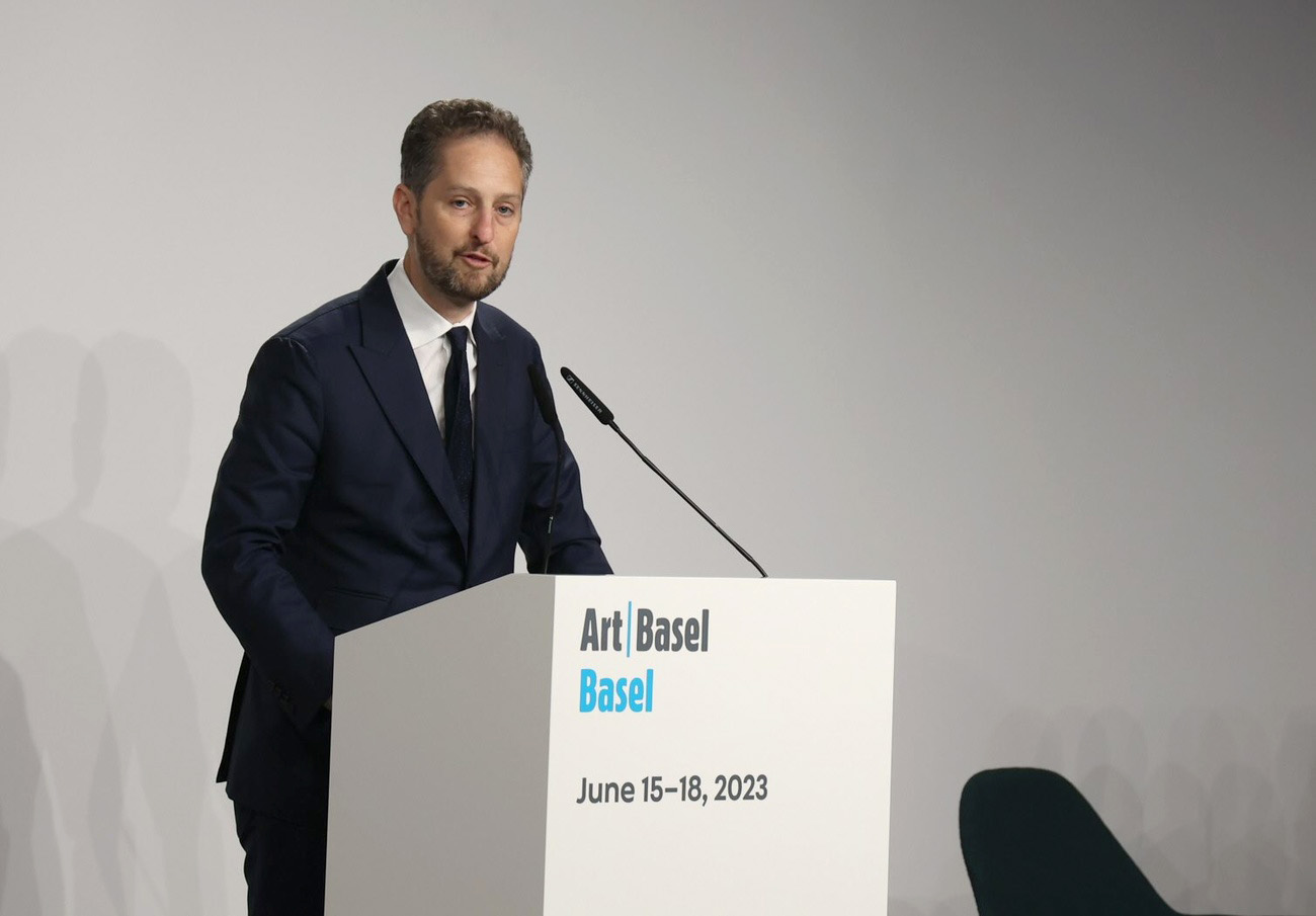 アート・バーゼル2023のオープニングで報道陣の取材に応じる新CEOノア・ホロヴィッツ氏