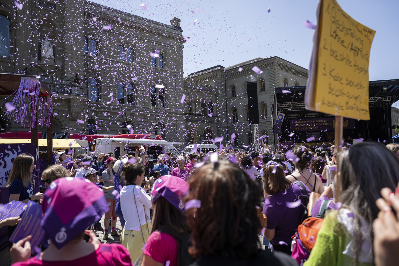 Donne protestano sulla piazza federale di Berna.
