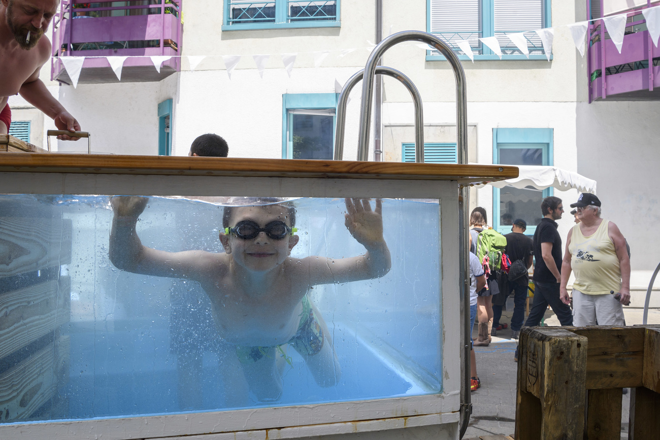 Une petite piscine privée