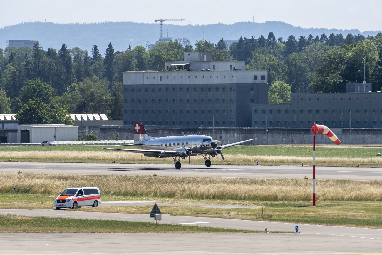 DC-3 landing