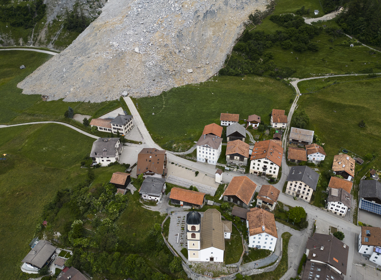 fotografia dall alto del vilalggio di brienz a pochi metri dalla frana