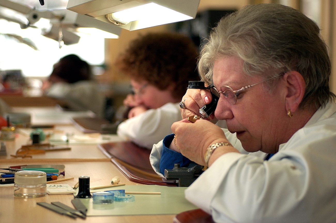 Une horlogère au travail