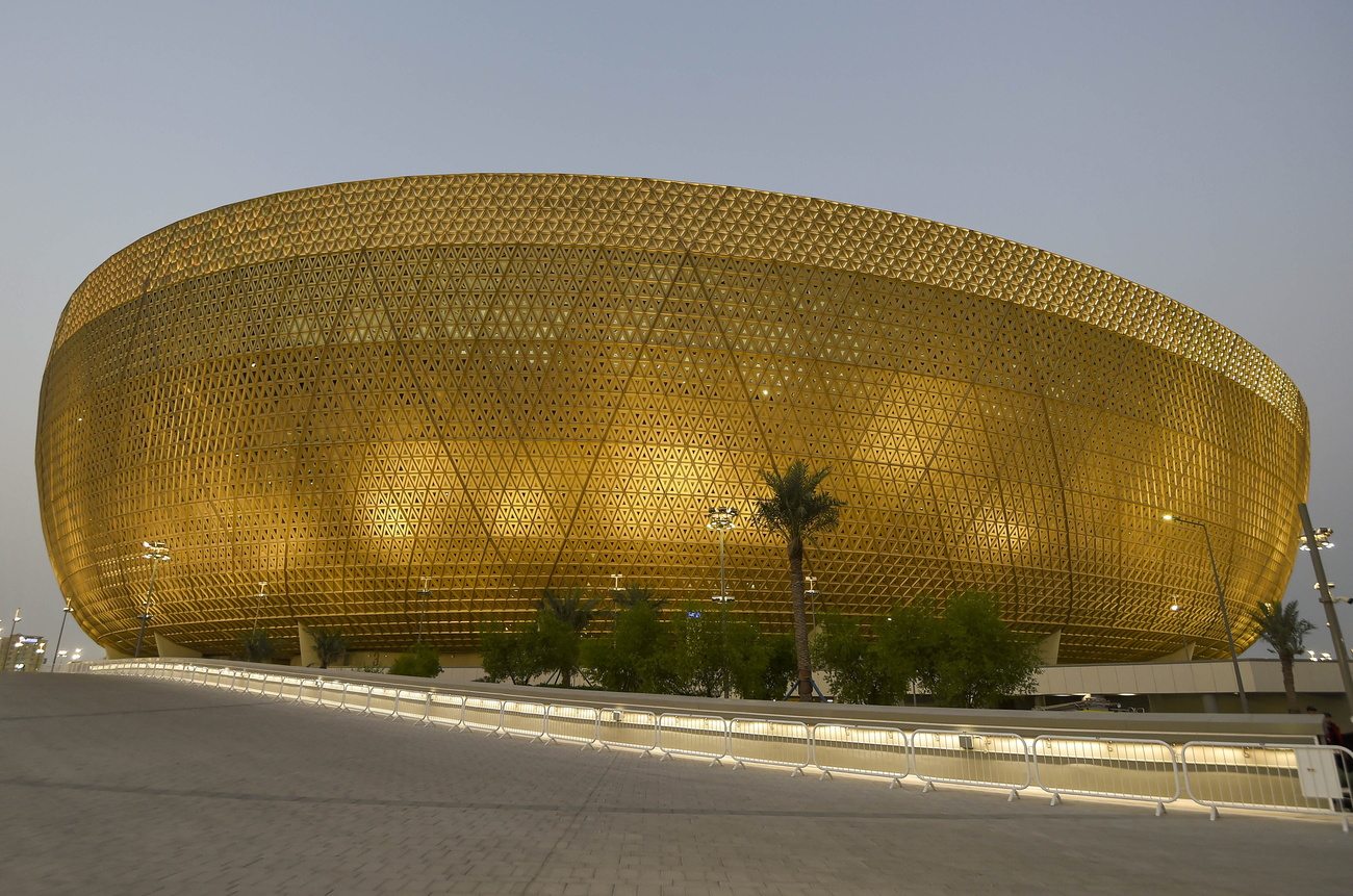 Blick auf das goldene Lusail-Fussballstadium in Katar