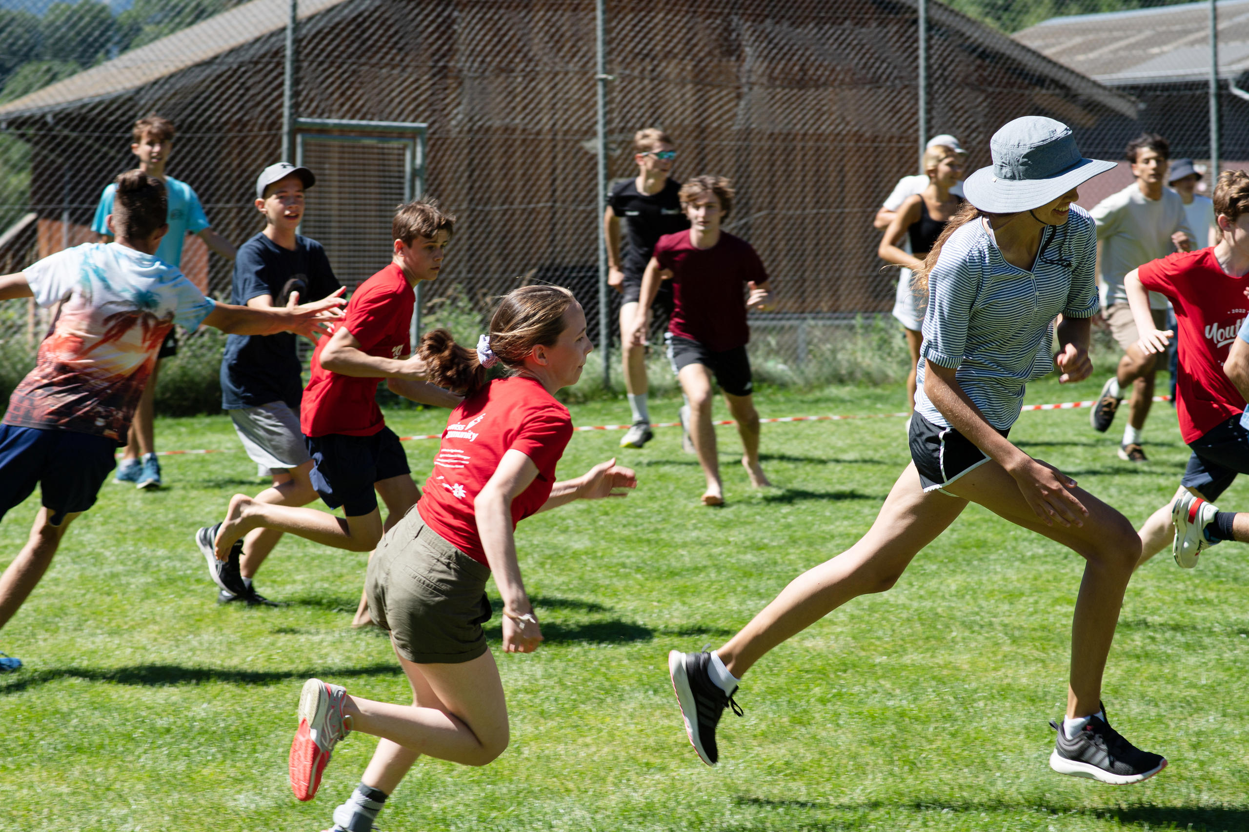 Kinder und Jugendliche beim Sport im Sommerlager.