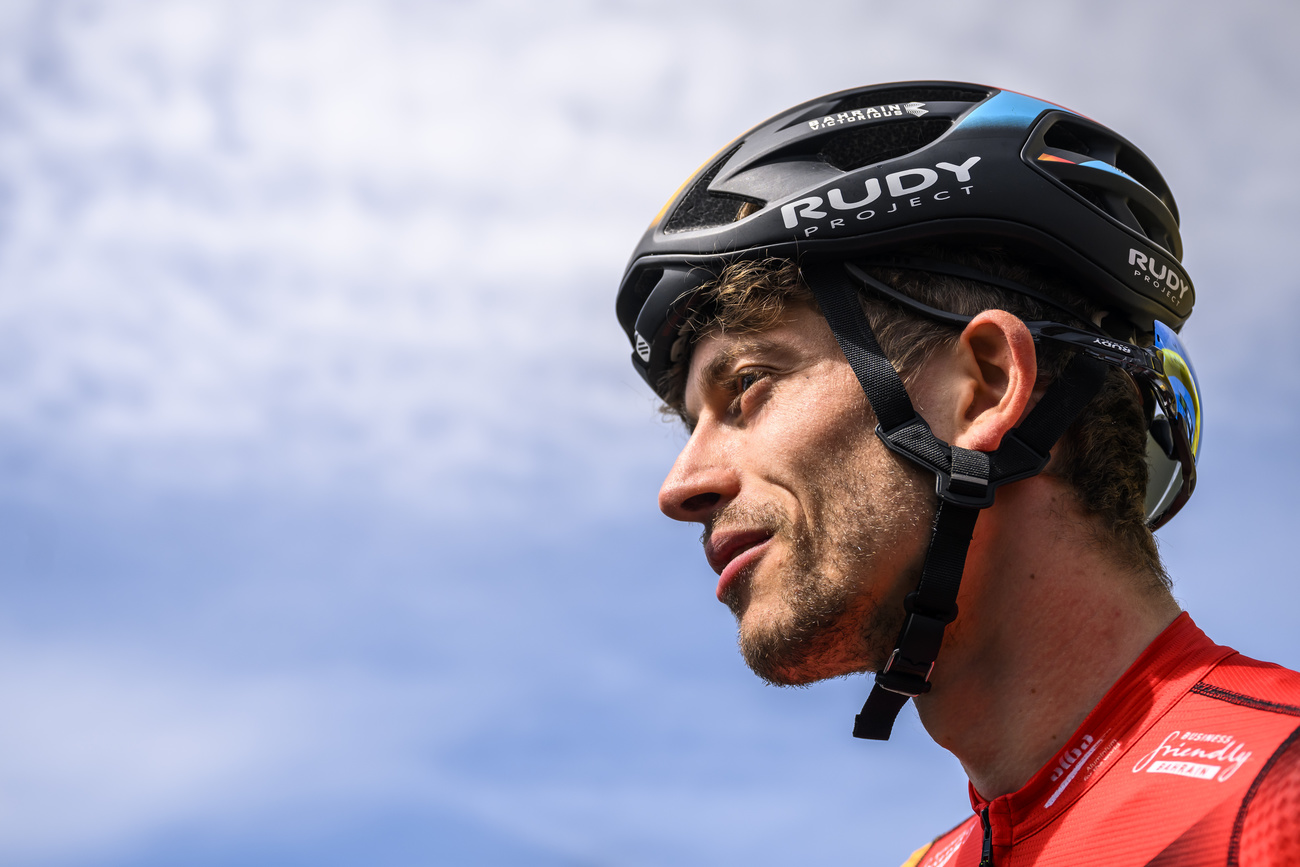 primo piano di profilo del ciclista gino mäder