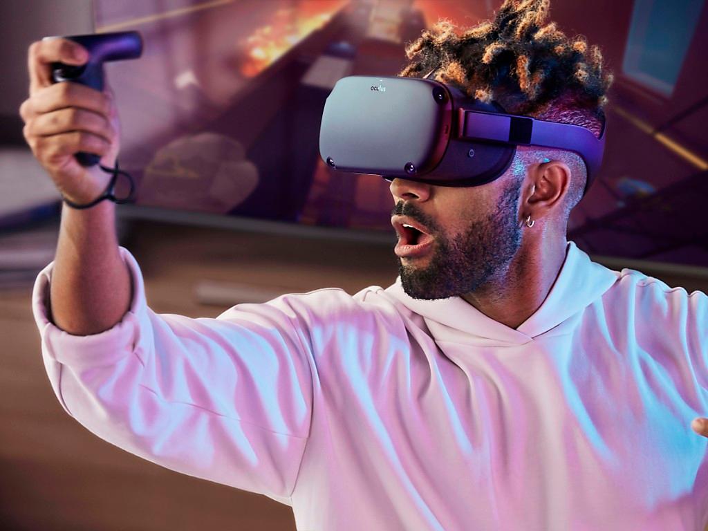 Mann mit aufgesetzter Virtual-Reality-Brille reist mit aufgerissenem Mund durch digitale Welten