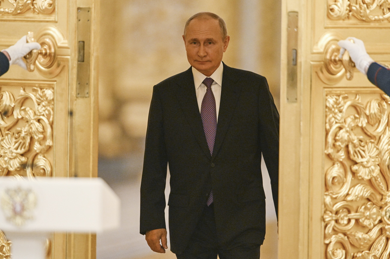 Putin entrando por una puerta enorme de oro
