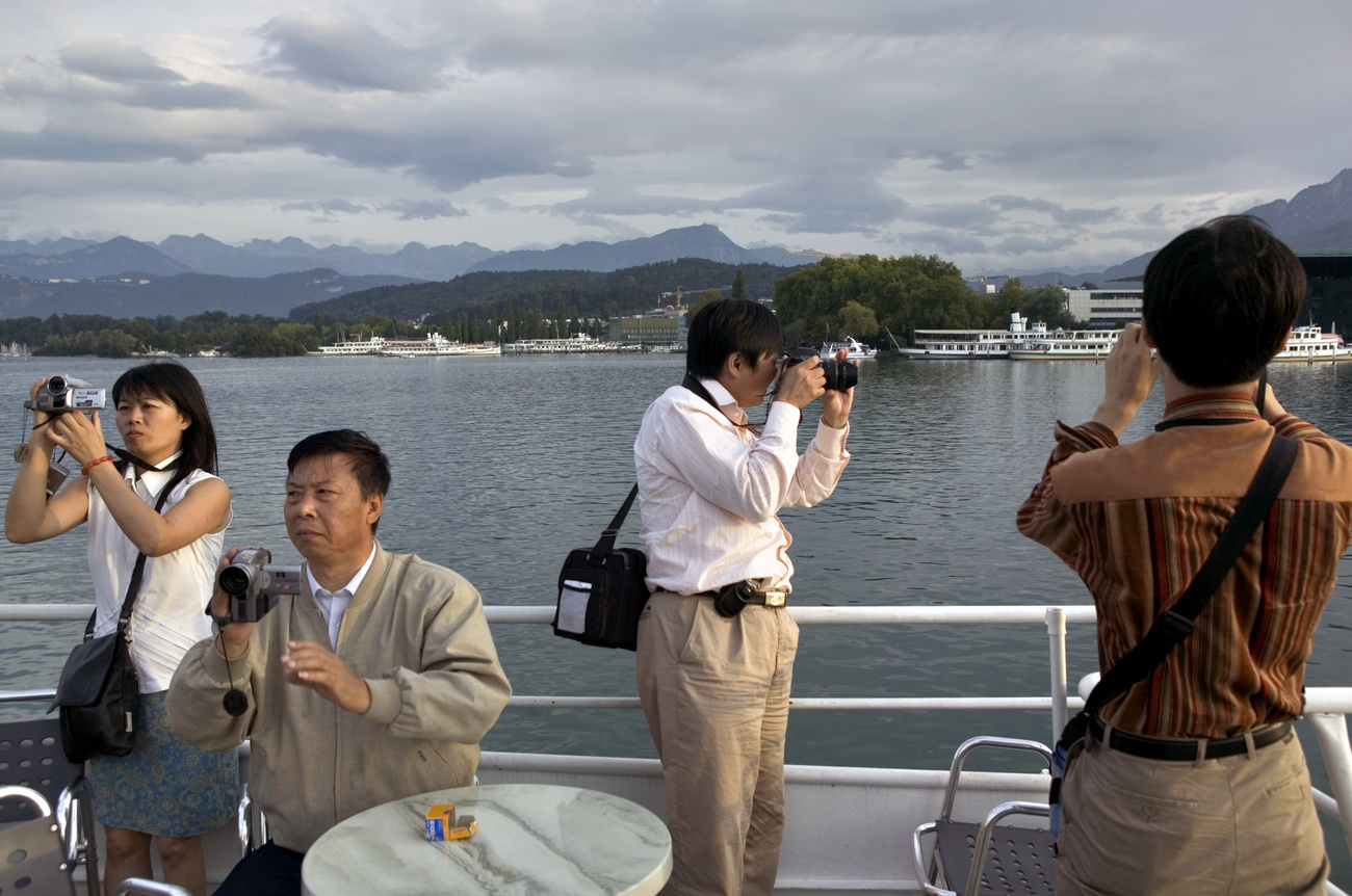 Chinesische Feriengäste filmen auf einem Schiff