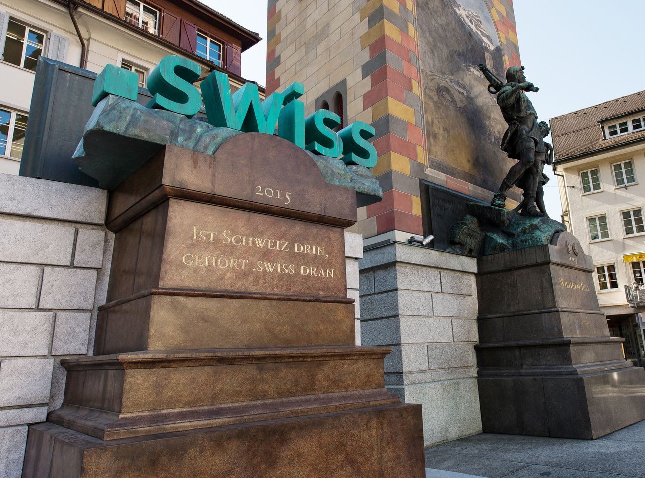 Die Domain.swiss vor dem Tell-Denkmal.