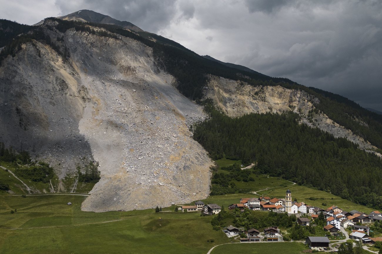 Riesige Fels- und Steinlawine, die bis vor ein Bergdorf hinunter kam