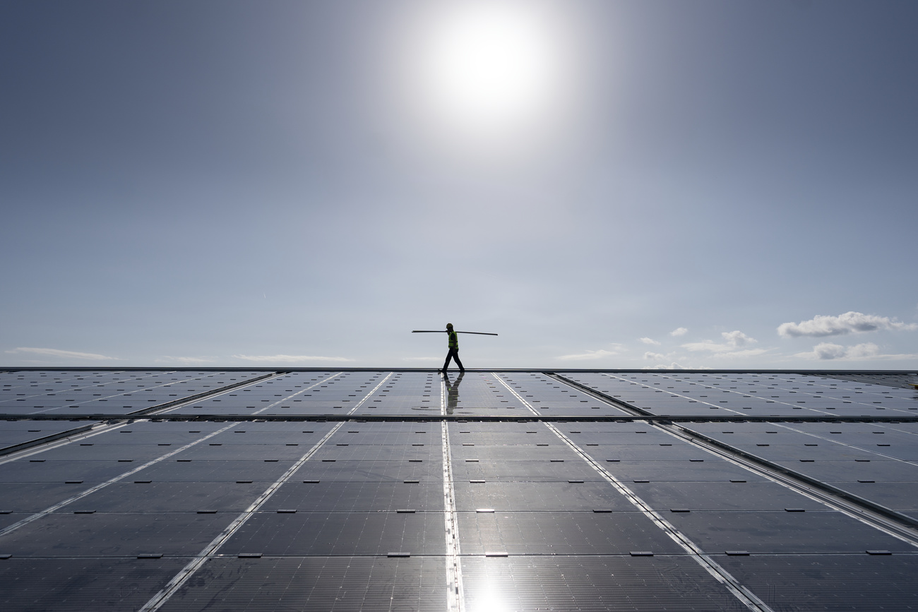 Mensch auf riesigen Solarpanels