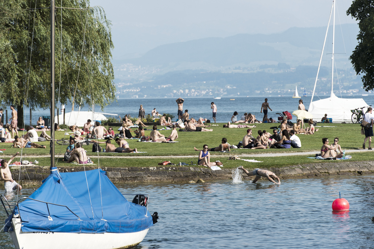 Sun bathers and swimmers in Zurich