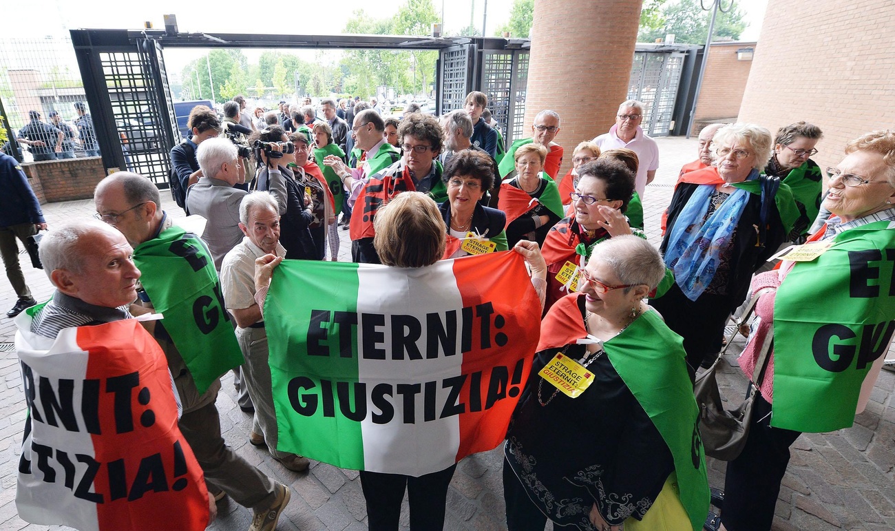 Parenti delle vittime davanti al palazzo di giustizia di Torino durante il primo processo del 2015.