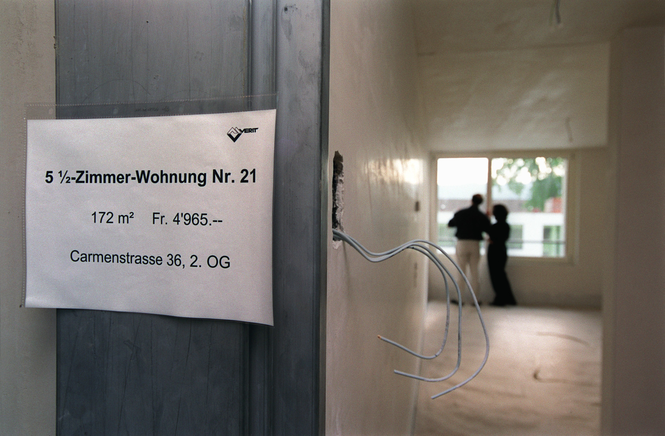 Un biglietto sullo stipite della porta con la scritta da affittare.