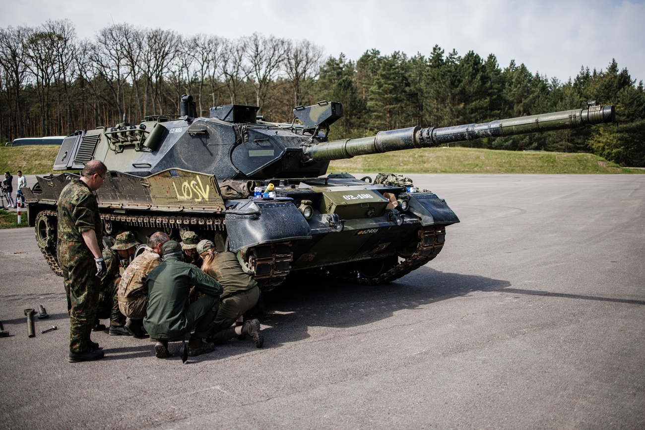 militari davanti a un carro armato