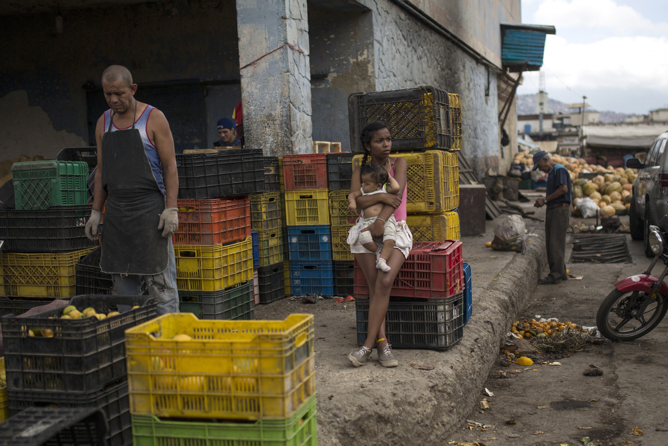 Eine Frau und ein Mann warten auf Kundschaft am grössten Open-Air-Markt in Caracas