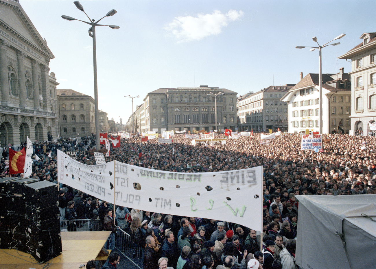 Piazza federale gremita in una manifestazione contro le schedature.