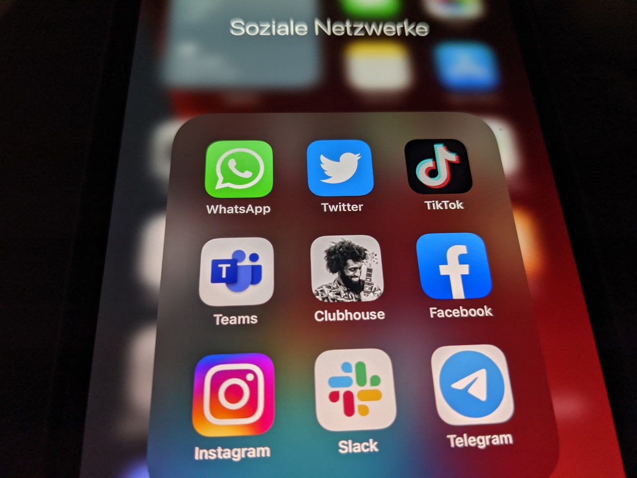 Der Bildschirm eines Handys mit diversen Social Media-Apps: Whatsapp, Twitter, Tiktok, Facebook, Instagram, Slack, Telegram