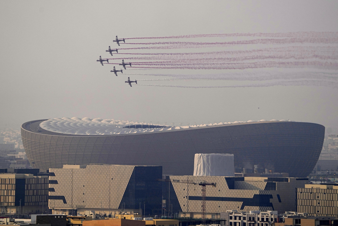 Lo stadio Lusail sorvolato da una pattuglia di aerei.