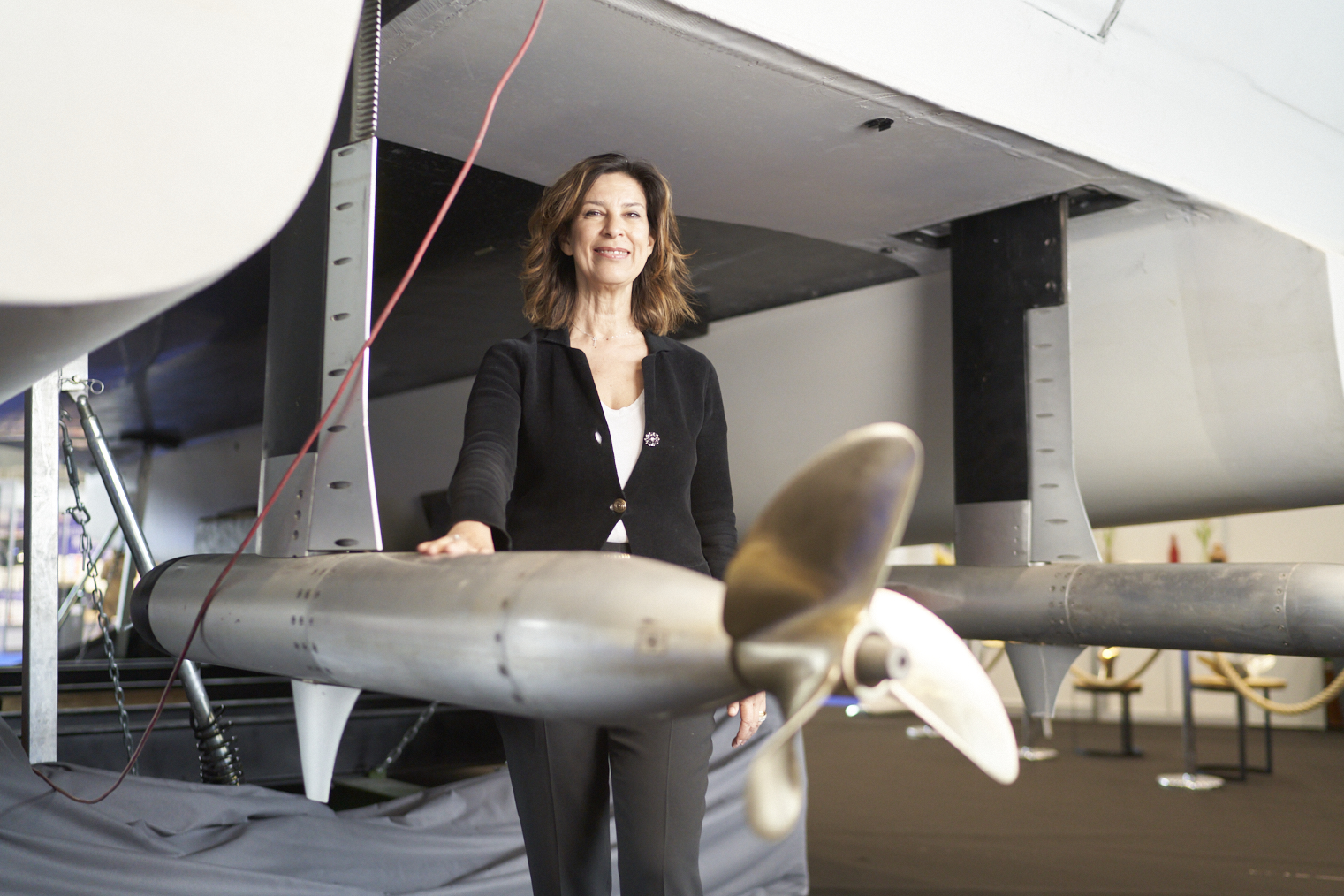 Sue Putallaz vor einem der Propeller ihres Tragflügelboots auf der Genfer Messe für Erfindungen