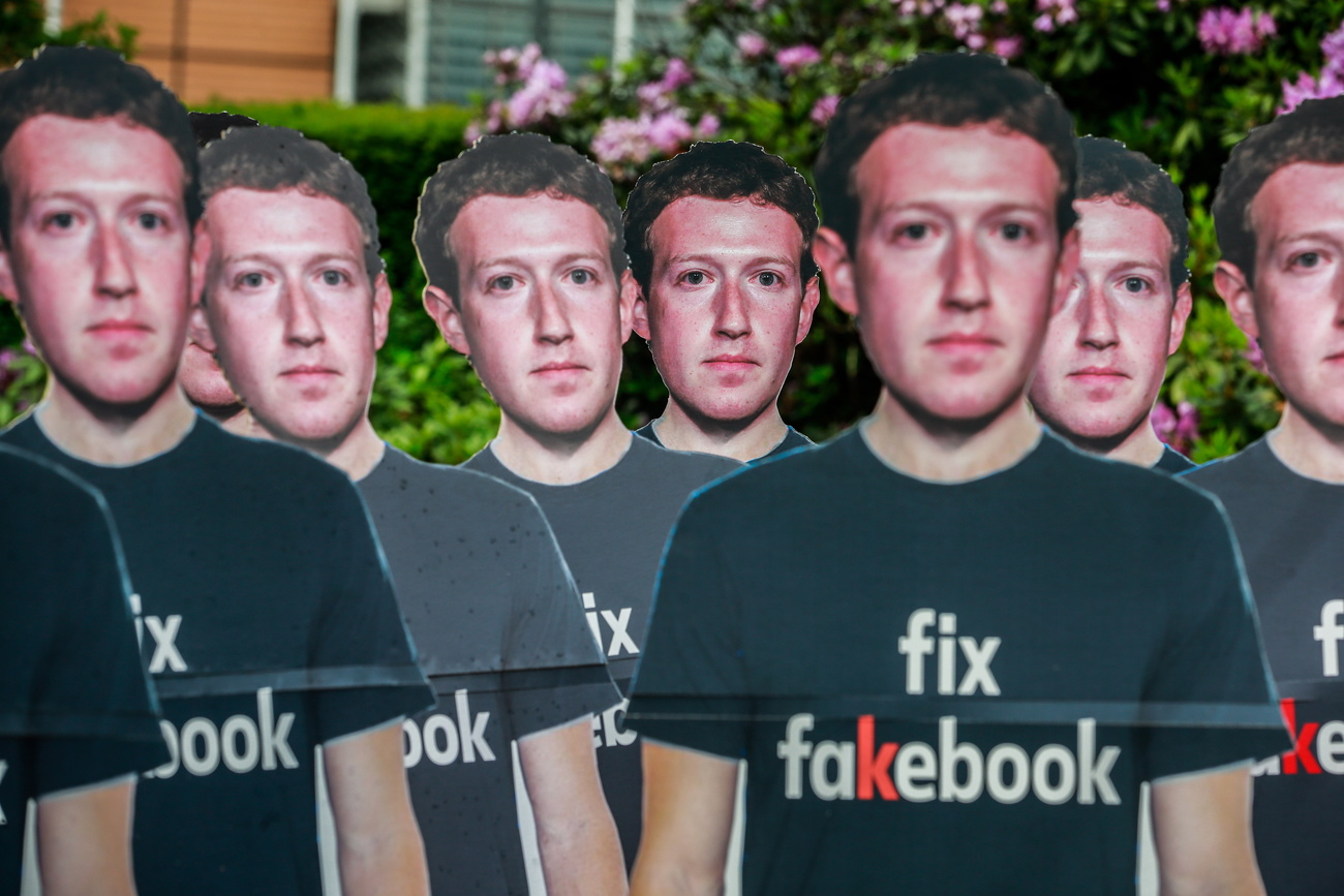 Figuren mit dem Gesicht von Mark Zuckerberg und der Aufschrift Fix Fakebook