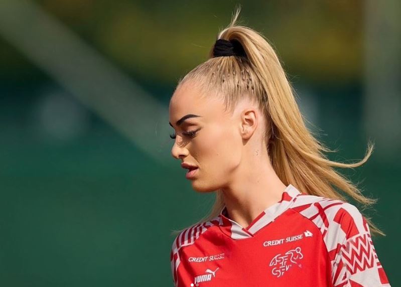 Junge Fralu mit Zopffrisur mit langen blonden Haaren und in im roten Trikot des Schweizer Fussball-Nationalteams