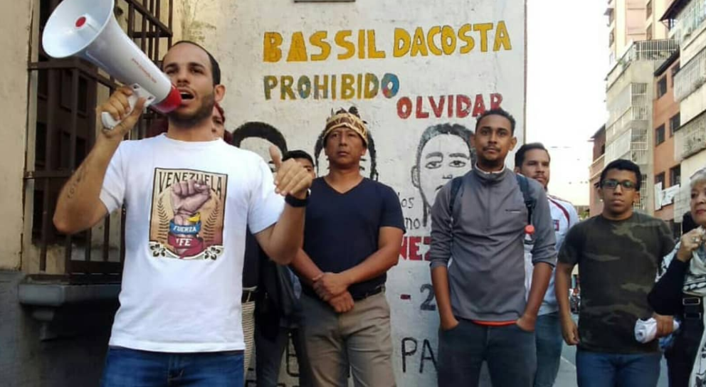 Hasler Iglesias hablando con un megáfono