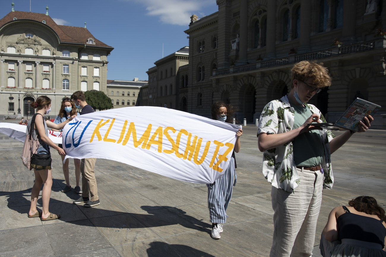 Aktivist:innen mit Transparent zu Klimaschutz