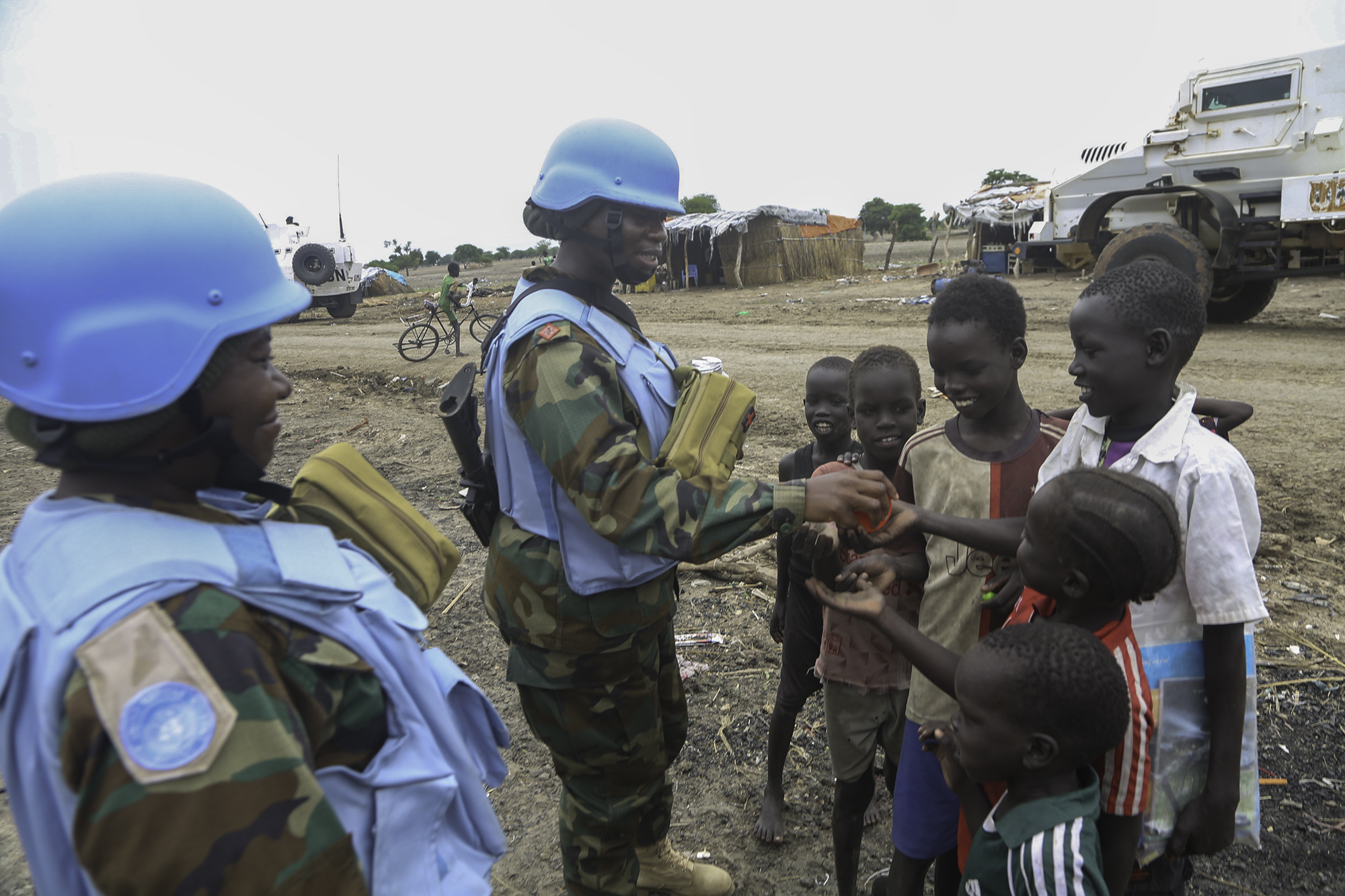 سيسيليا إرزواه مع أطفال سودانيين في أبيي