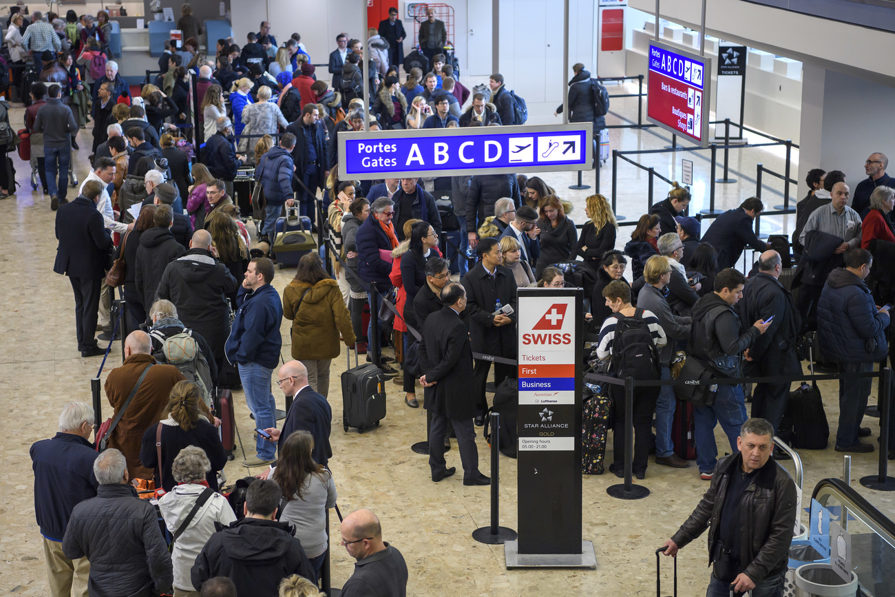 Fila de passageiros no aeroporto de Genebra