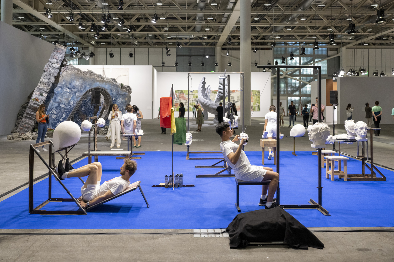リトアニア人アーティスト、オーガスタス・セラピナス（1990年ヴィリニュス生）によるインスタレーション＋パフォーマンス「Ciurlionis Gym」（2023年）