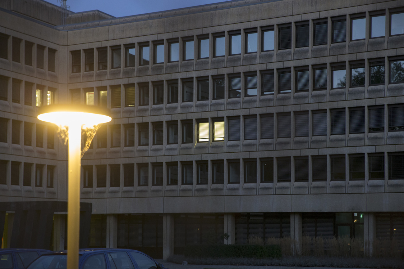 Blick auf das NDB-Gebäude bei Nacht.