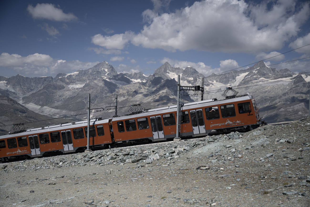 Blick auf die bergaufwärts fahrende Gorndergratbahn.