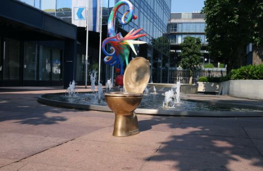 Vergoldetes WC auf einem öffentlichen Platz in der Stadt Zug