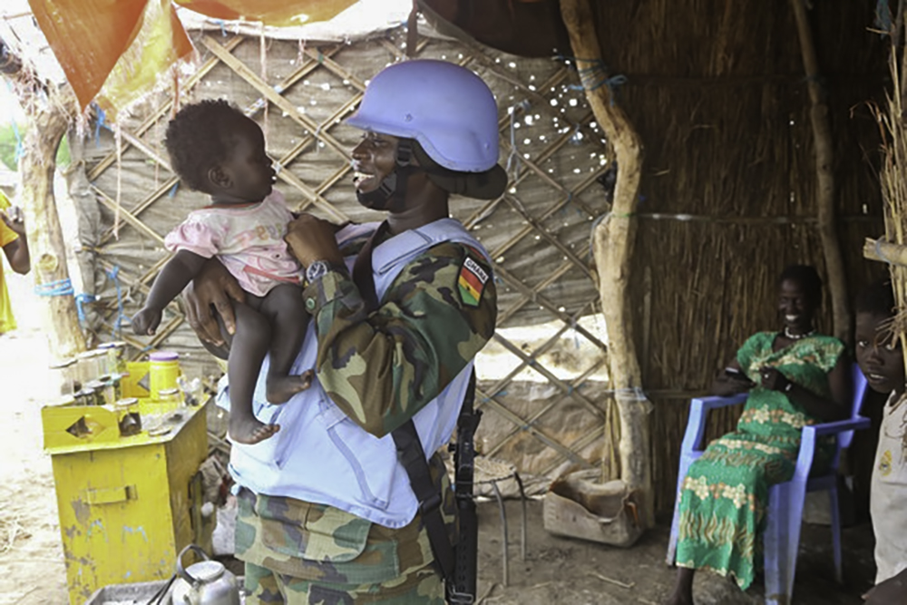 إرزواه مع امرأة محلية تحمل طفلاً في أبيي