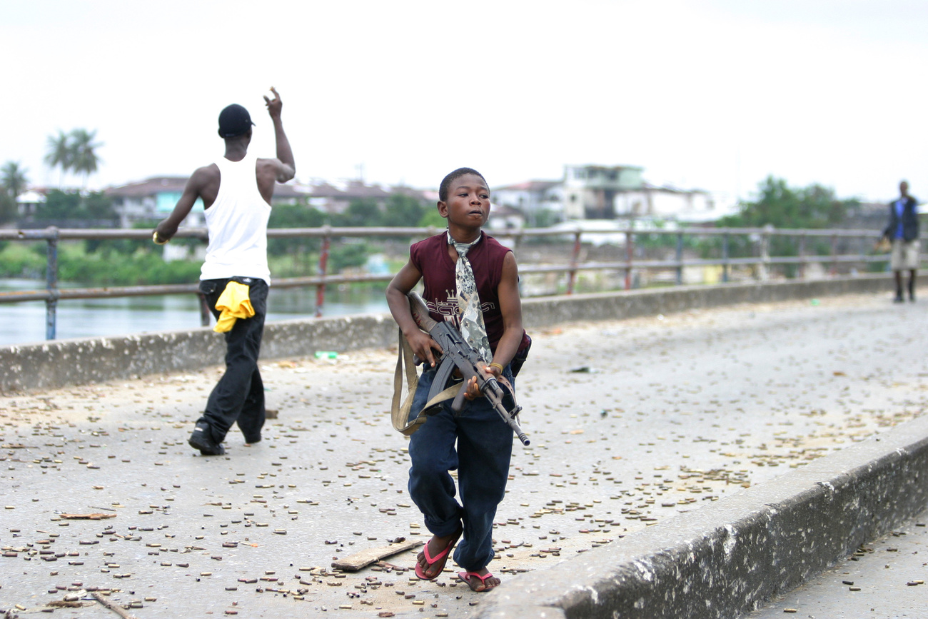 طفل جندي في مونروفيا ، ليبيريا ، من عام 2003.