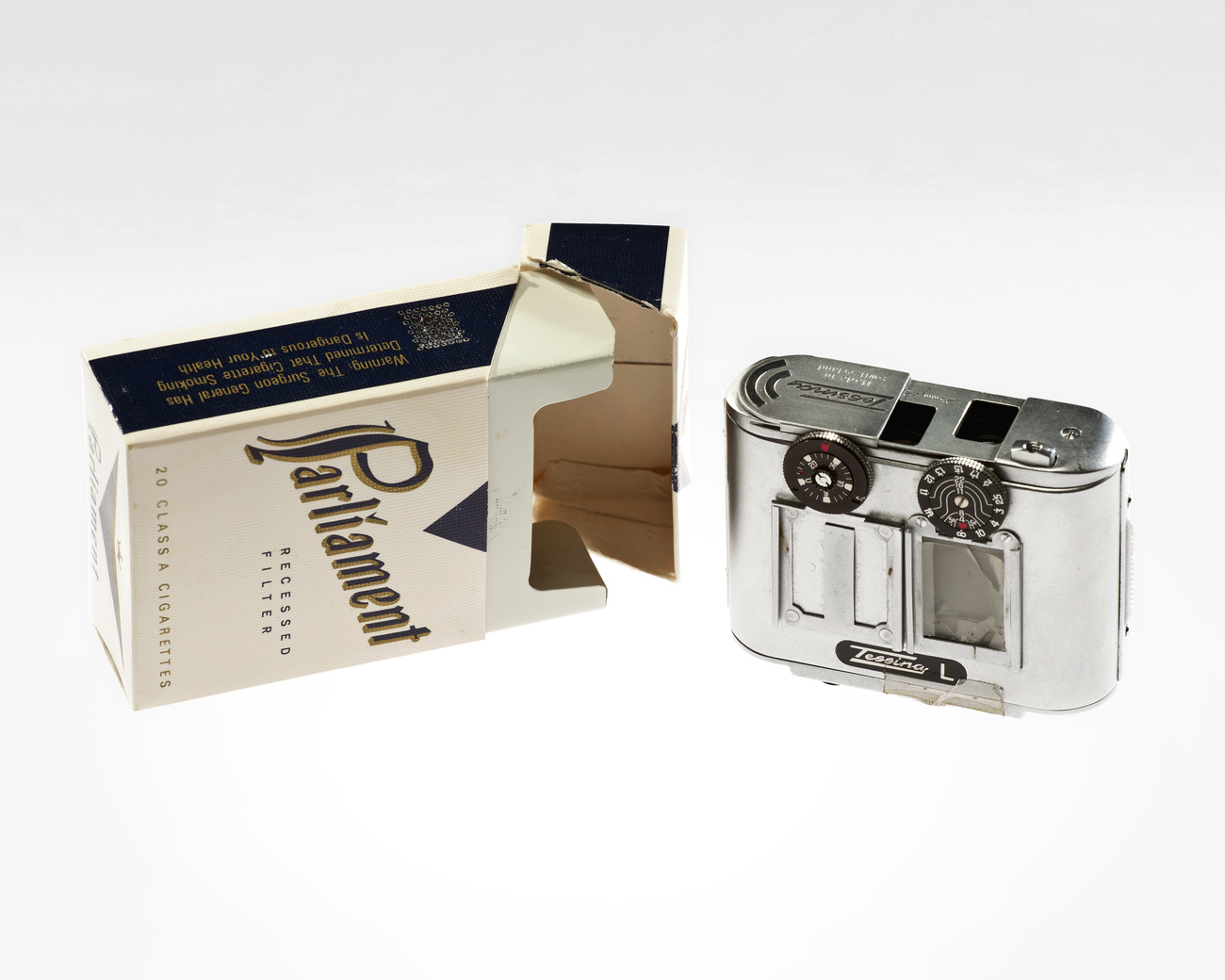 Tessina Kamera und Zigarettenpack