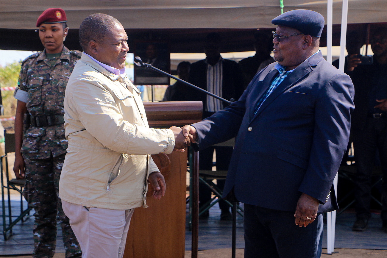 Government and opposition leaders shake hands in Mozambique