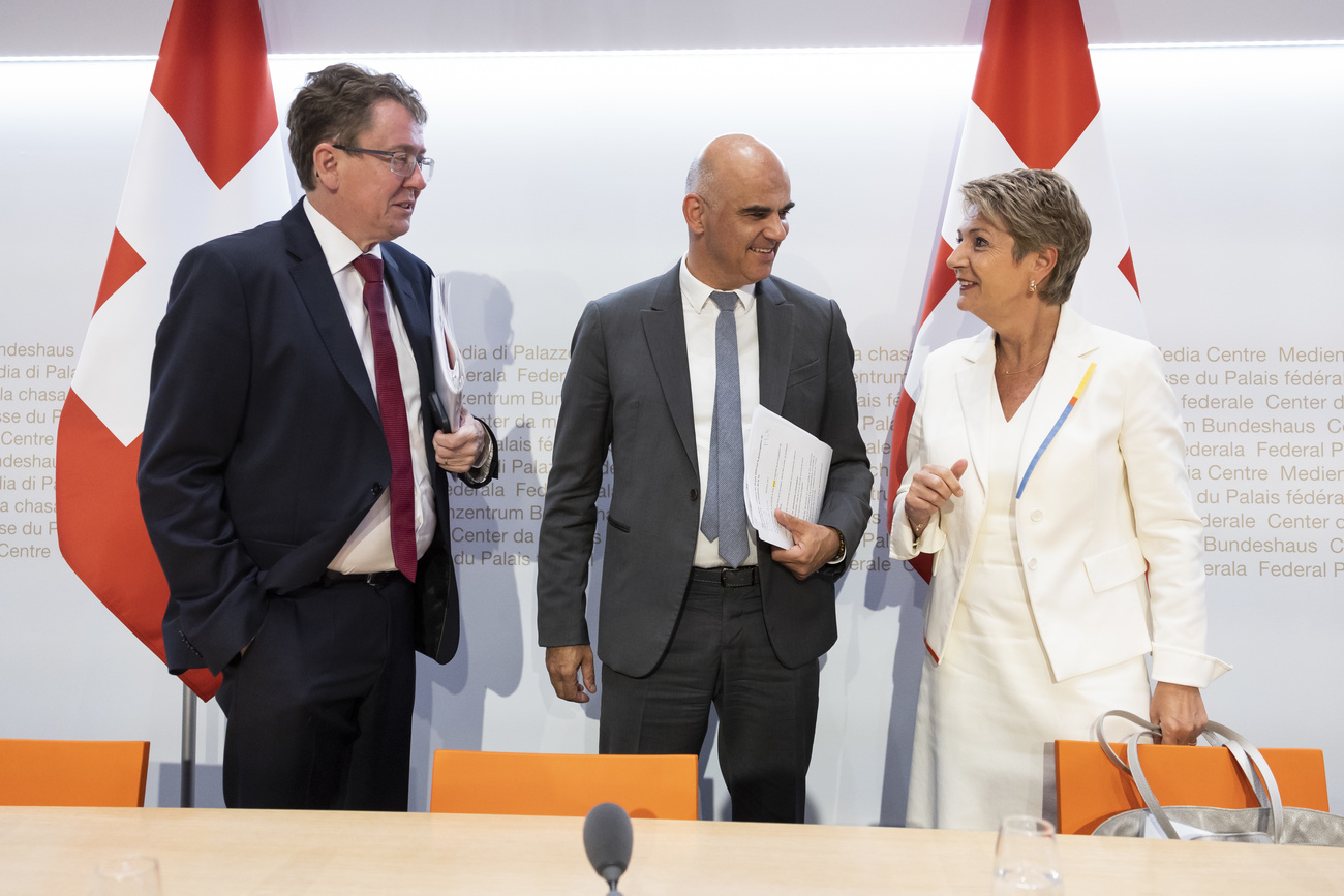 Albert Rösti, Alain Berset und Karin Keller-Suter an einer Pressekonferenz